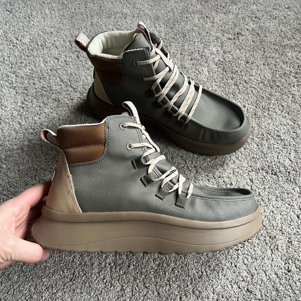 Hey Dude Wendy Peak Apres Boots Womens Size 9 Coated Twill Lined Winter WORE 1X